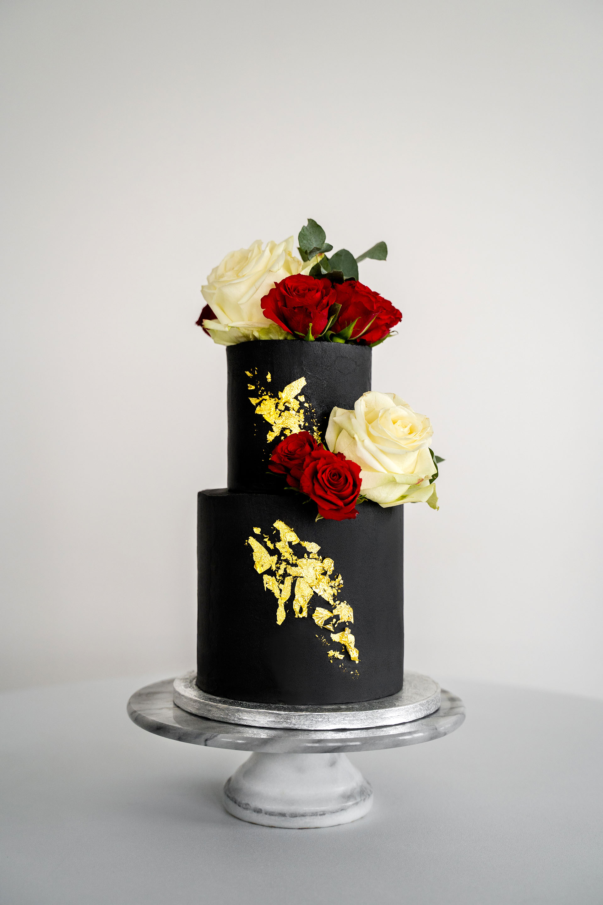 Wedding cake with flowers and gold decoration